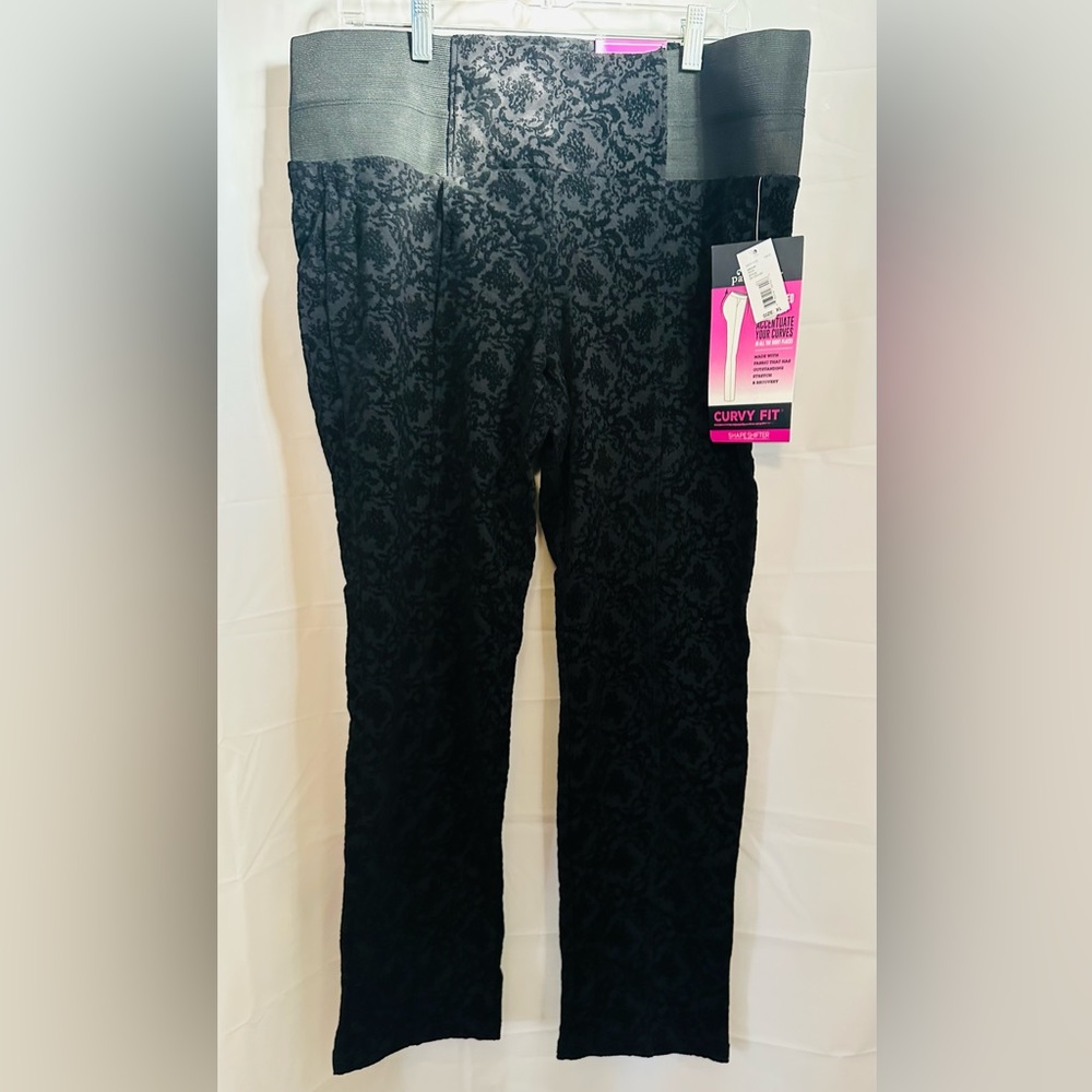 Passports Women’s Curvy Fit Black Damask Pull Up Pants, Size XL. New With Tags